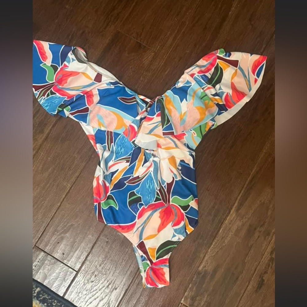 women’s one piece swimsuit (medium) NWT